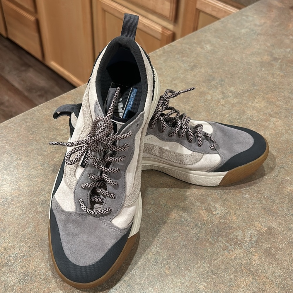 Vans - Picture 3 of 4